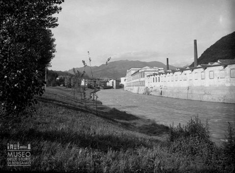Gazzaniga, fabbrica sul fiume