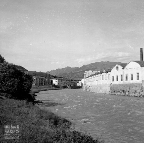 Gazzaniga, fiume con fabbrica
