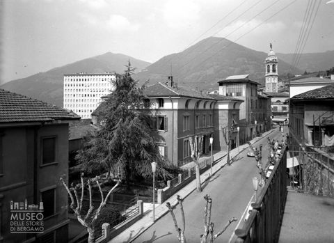 Strada con banca e campanile