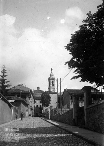 Strada centrale con passanti