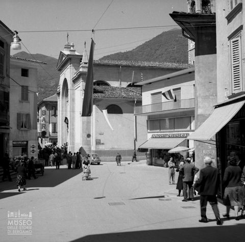 Gazzaniga, chiesa parrocchiale e negozi
