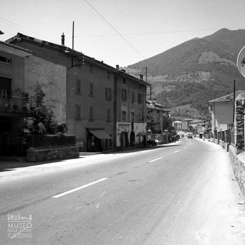 Gazzaniga, strada verso il paese