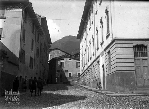 Strada centrale con passanti