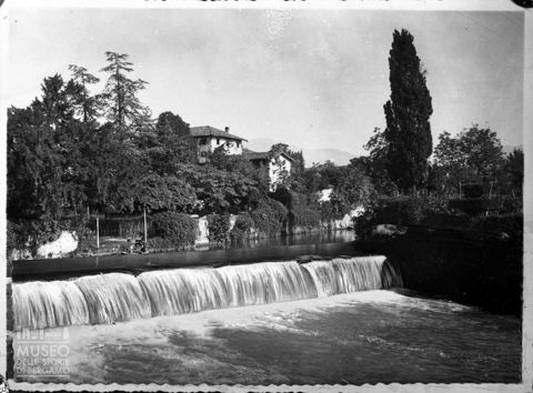 Abitazioni nei pressi di una piccola cascata
