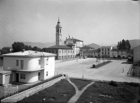 Piazza e chiesa parrocchiale