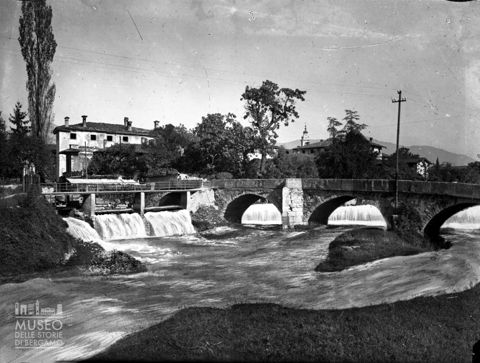 Cascata nei pressi di due ponti