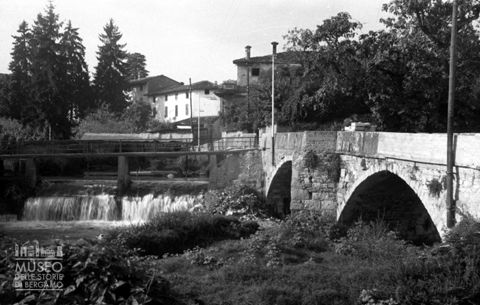Ponte e abitazioni nei pressi del torrente Cherio