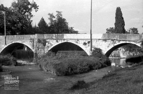 Ponte di pietra sul fiume Cherio