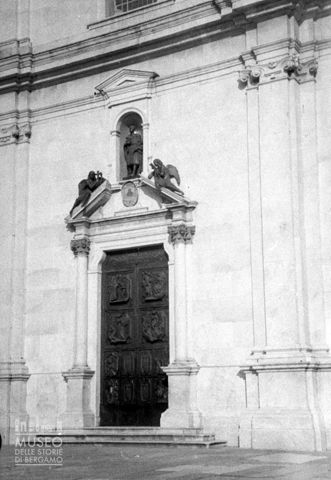 Dettaglio della facciata della chiesa parrocchiale