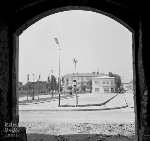 Piazzale con farmacia