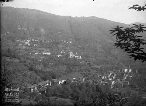 Veduta di due frazioni di Gaverina