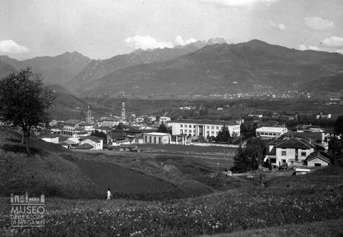 Panorama con prato fiorito