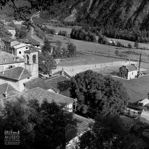 Abitazioni e campo da calcio [1]