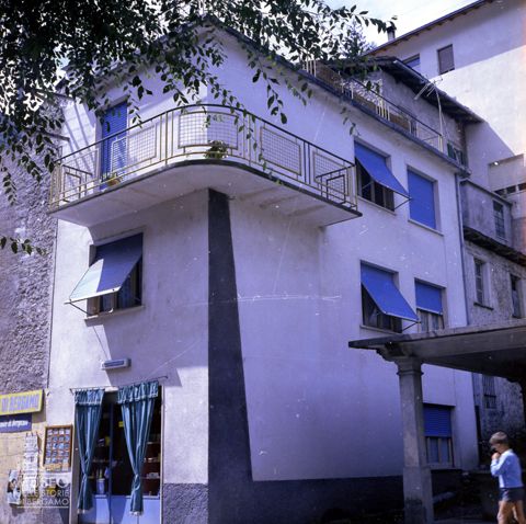 Palazzina con edicola