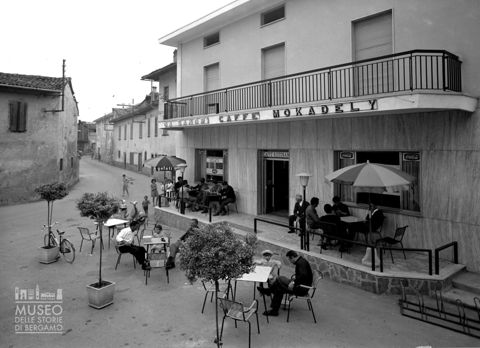 Piazza con bar