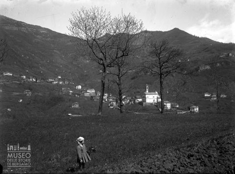 Bambina in un prato