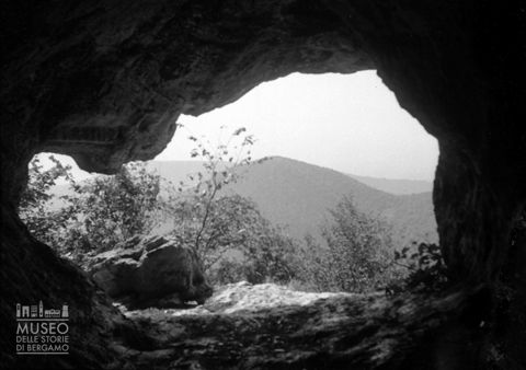 Colli dall'interno di una grotta