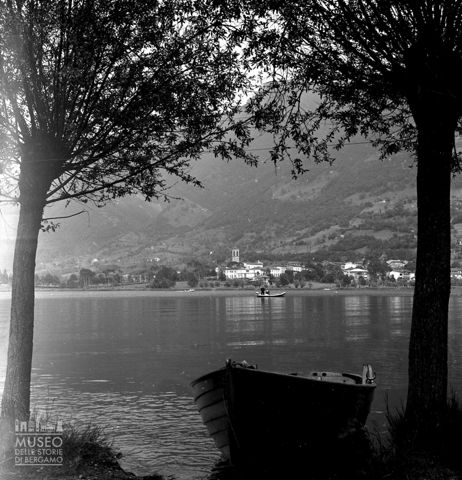 Barca presso la riva del lago