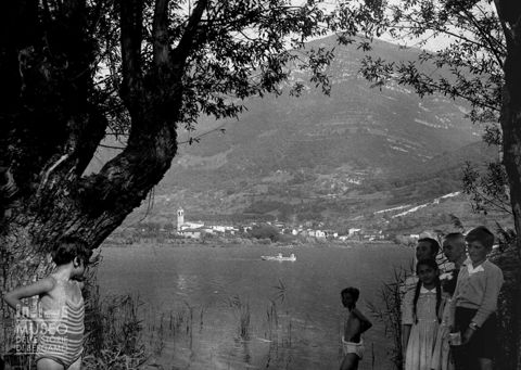 Ritratto con lago