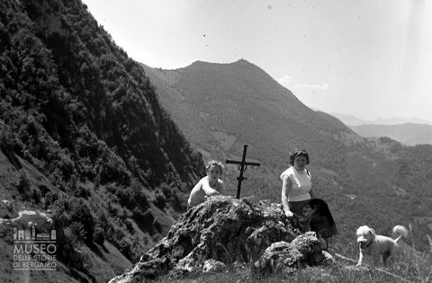 Donne presso una roccia