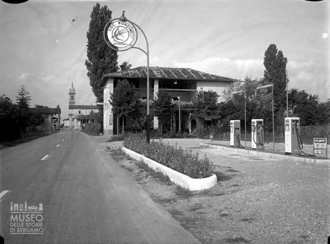 Strada con distributore di benzina