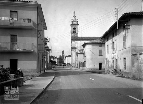 Strada con chiesa