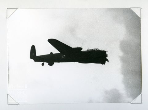 Avro Lancaster B 1 - Quadrimotore da bombardamento (in volo)