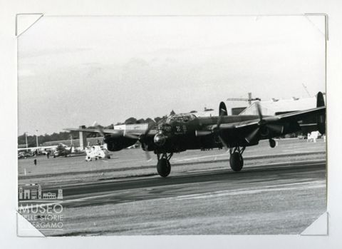 Avro Lancaster B 1 - Quadrimotore da bombardamento (al decollo)