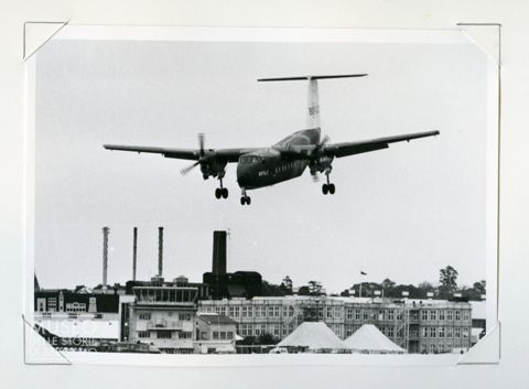 DH C -50 Buffalo - Bimotore passeggeri in atterraggio