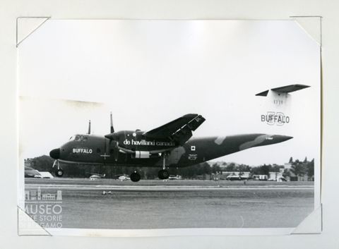 DH C- 50 Buffalo - Bimotore passeggeri in atterraggio