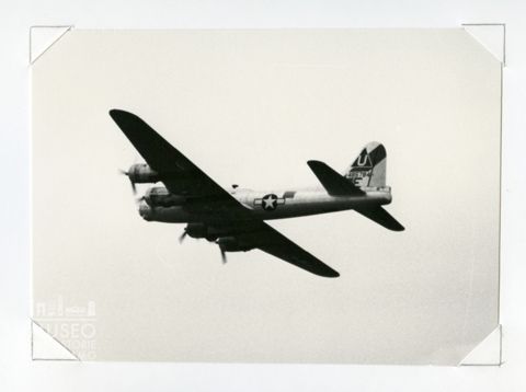 Boeing B 17 - Quadrimotore da bombardamento (in volo)