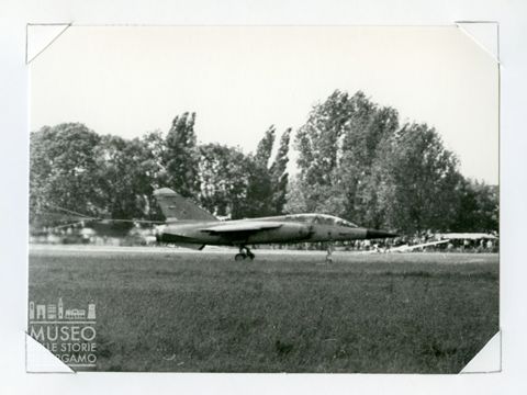 Dassault Mirage F 1 B - Caccia a reazione in atterraggio