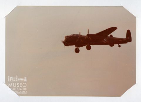 Avro Lancaster B 1 - Quadrimotore da bombardamento (in volo)