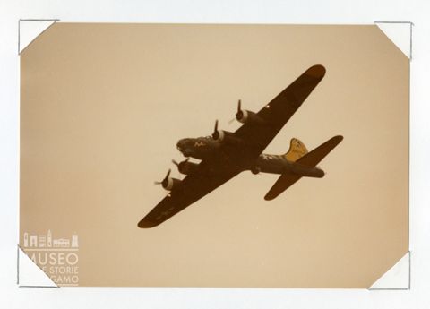 Boeing B 17 G - Quadrimotore da bombardamento (in volo)