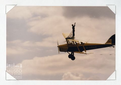 DH Tiger Moth - Biplano da turismo (in volo con acrobata)