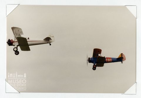 Boeing Stearman P 17 - Biplano da acrobazia (in volo)