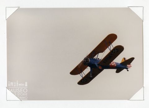 Boeing Stearman P 17 - Biplano da acrobazia (in volo)