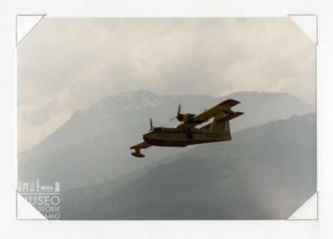 Canadair CL 215 - Bimotore antincendio (in volo)