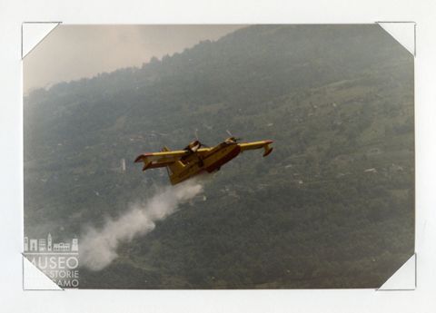 Canadair CL 215 - Bimotore antincendio (in volo con lancio acqua)