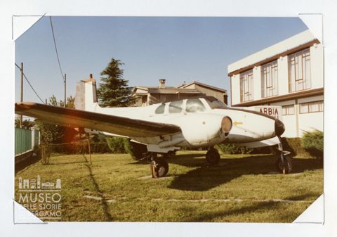Beech Twuin Bonanza - Bimotore passeggeri (prato privato-inefficiente)