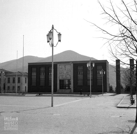Piazza con municipio