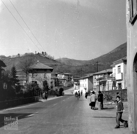 Strada con persone [1]