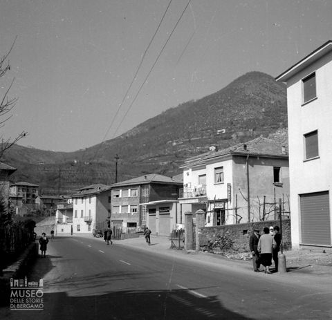 Strada con persone [2]
