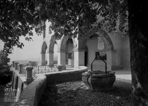 Santuario della Madonna dello Zuccarello, ingresso dal giardino