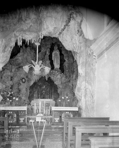 Chiesa della Madonna di Lourdes, interno