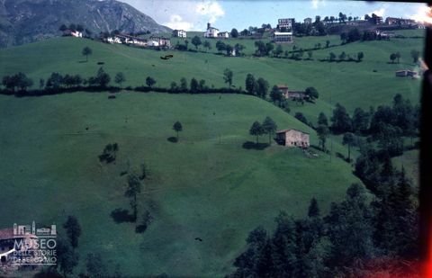 Zambla Alta: prati e case
