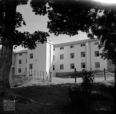 Edificio tra gli alberi