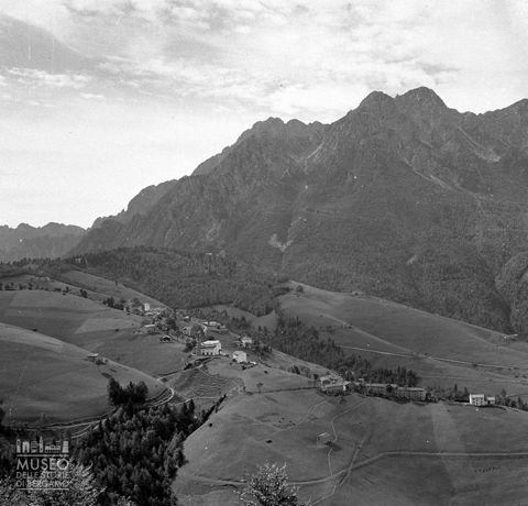 Veduta di Zambla Alta e monte