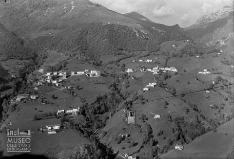 Funivia e veduta su una frazione [1]