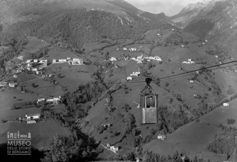 Funivia e veduta su una frazione [2]
